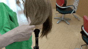 髪をタオルで挟んで叩くところ