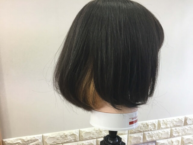 ボブヘアの耳後ろインナーカラーの写真