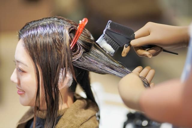 ヘアカラー中の女性