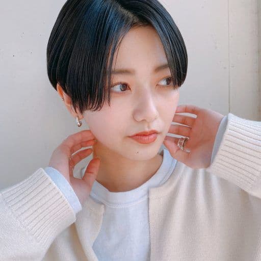 黒髪の女性の写真