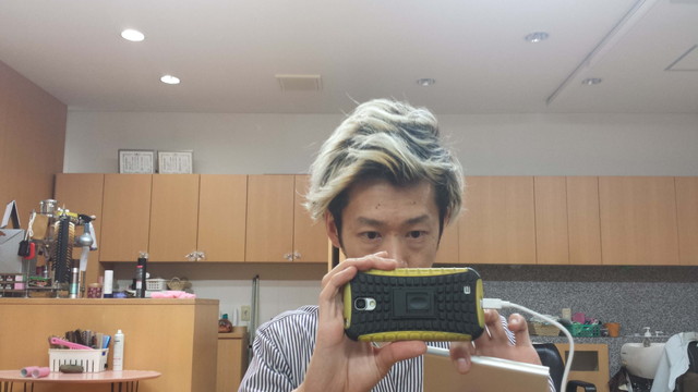 黒染め前の髪の毛の写真