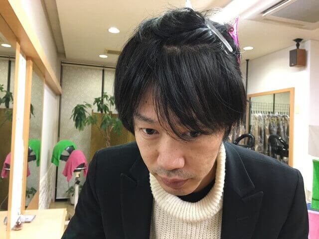 ジグザグに分け取った髪の毛の写真