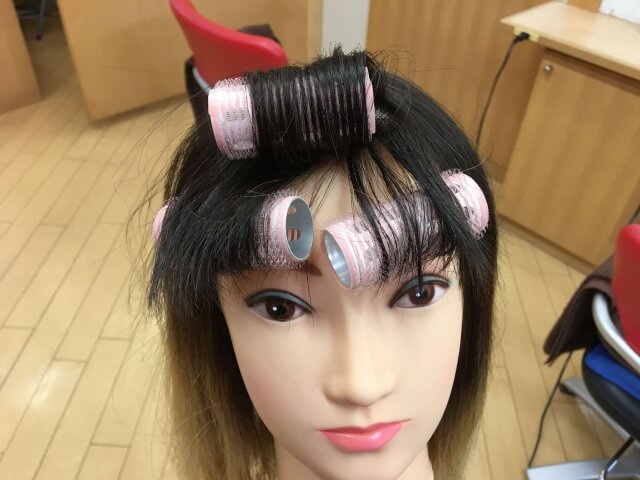 マジックカーラーで前髪を曲げる写真