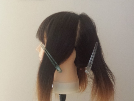 髪の毛を染めるために4つのブロックに分けた横の写真