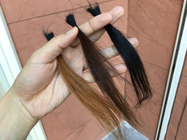 外で見た黒髪ライトナーブリーチの髪の毛の写真
