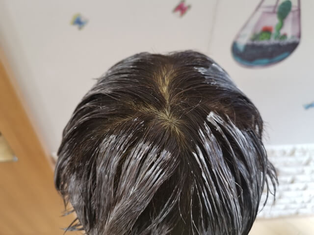 地肌近くにヘアカラーをつけずに塗った