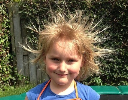 静電気の起きている子供の写真