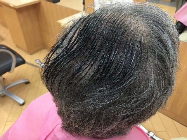 髪の毛に乗せたカラートリートメントの写真