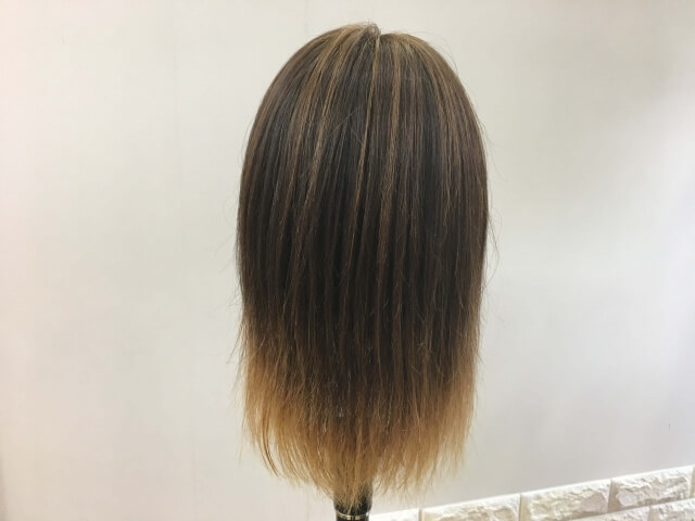 何もついていない髪の毛の後ろ姿の写真