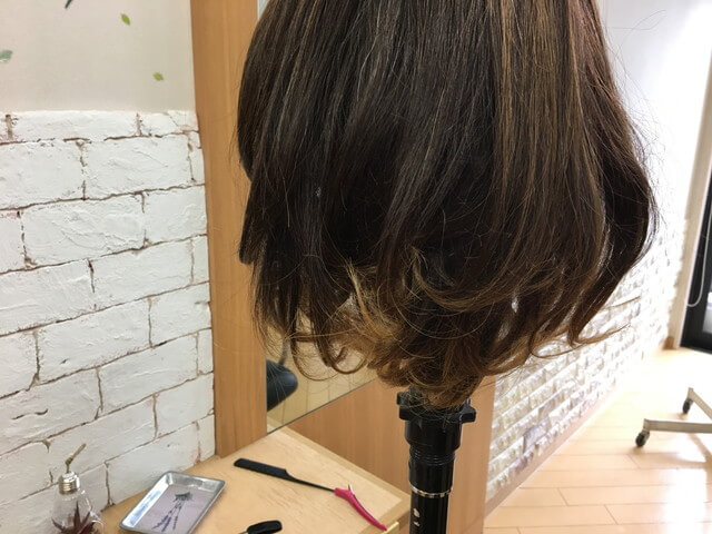 少しちらしたヘアビューロンカールで作ったカールの写真