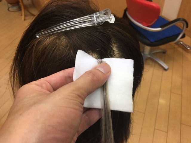 コットンでリムーバーをなじませる写真