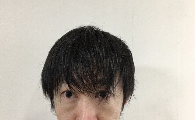 濡らした髪の毛の写真