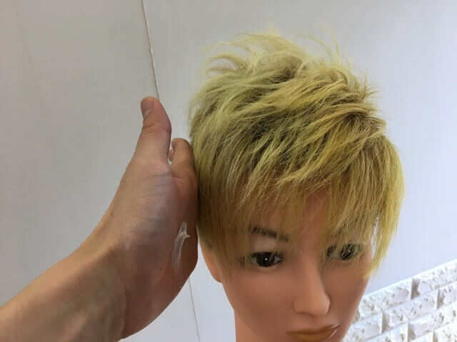 手のひらでワックスを付ける写真