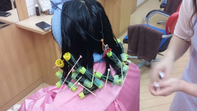 パーマのピンを付けている写真