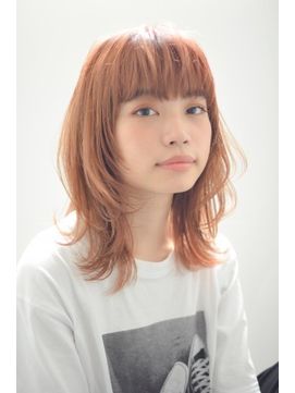 ウルフカットの女性