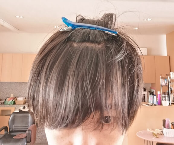 2つに分け取った前髪
