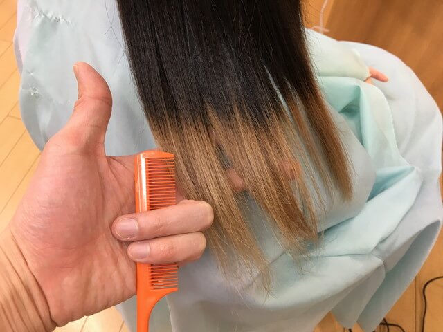 従来のストレートアイロンで伸ばした人毛の毛先の写真