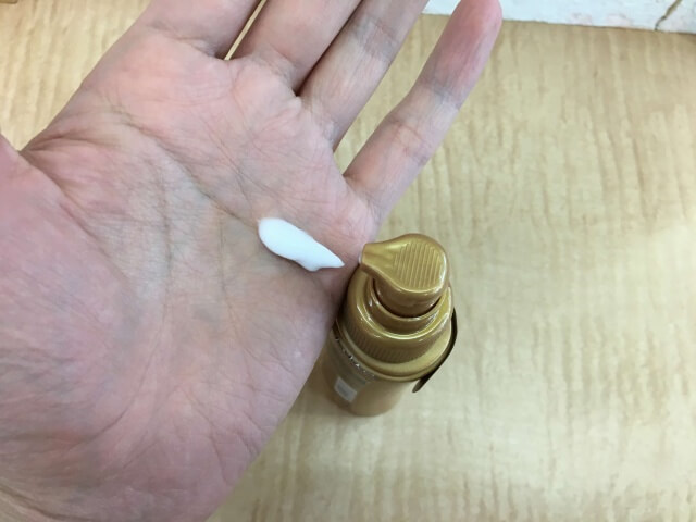 スーパーリッチシャインダメージリペアリッチ補修クリームを手に出した写真