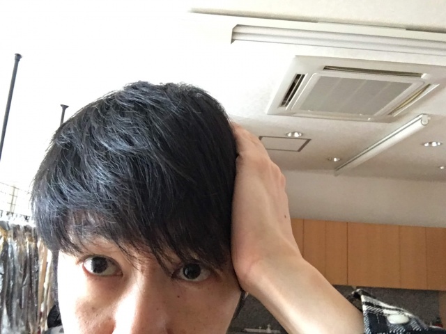 手のひらでサイドを抑えているところの写真