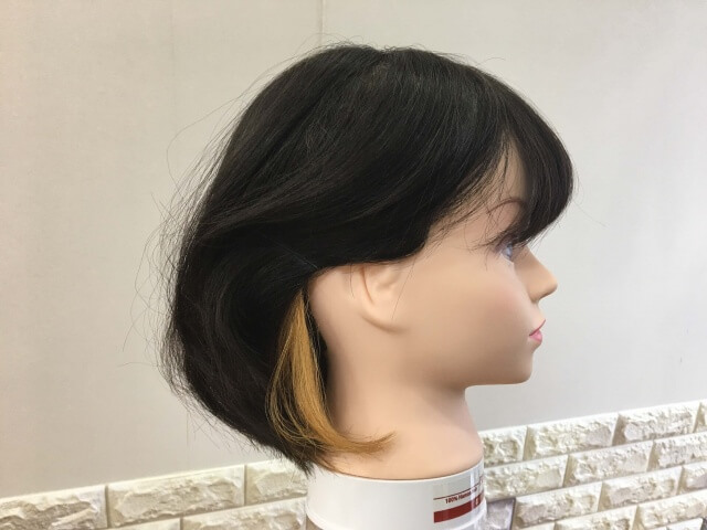 ボブヘアの耳後ろインナーカラー耳かけ写真