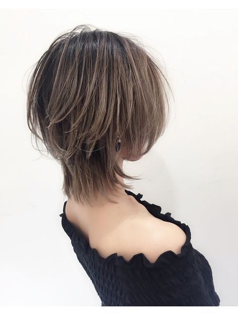 ウルフカットの女性