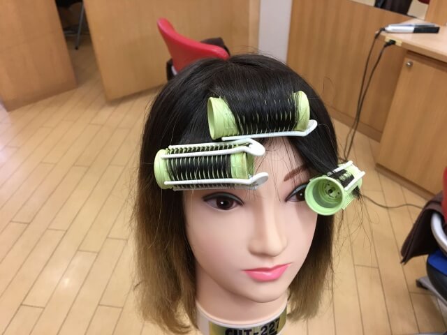 ホットカーラーで前髪を曲げる