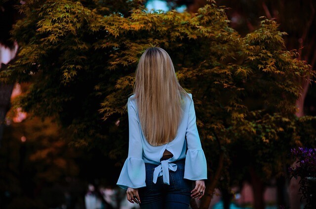 ストレートヘアの女性の写真