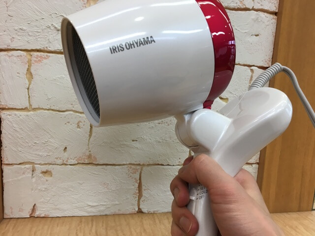 手で持ったハンズフリードライヤーの写真