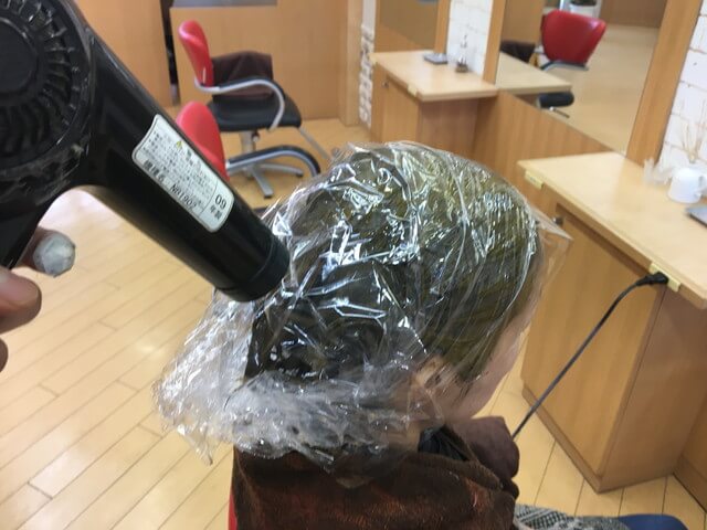 ラップの上からドライヤーを当てる写真