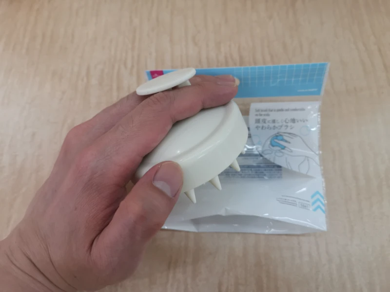 頭皮に優しく心地いいやわらかブラシ持った
