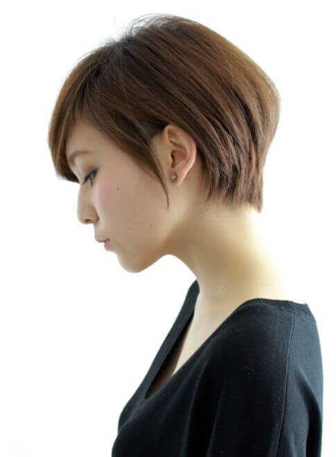 ショートヘアの女性の写真