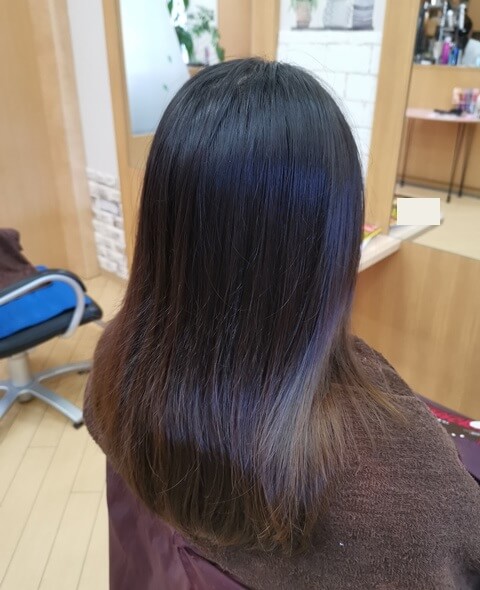 ラベンダーピンク前の髪の毛右の写真