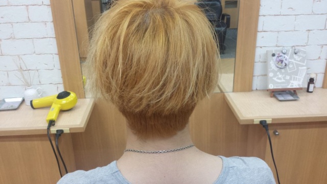 グレージュカラー前　男性のモデルの写真