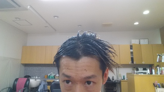 脱染剤を髪の毛に付けた状態の写真
