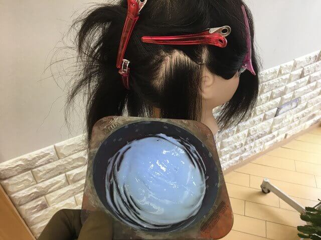 耳後ろインナーカラーに使うブリーチの写真