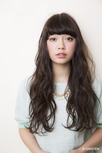 ロングヘアの女性の写真