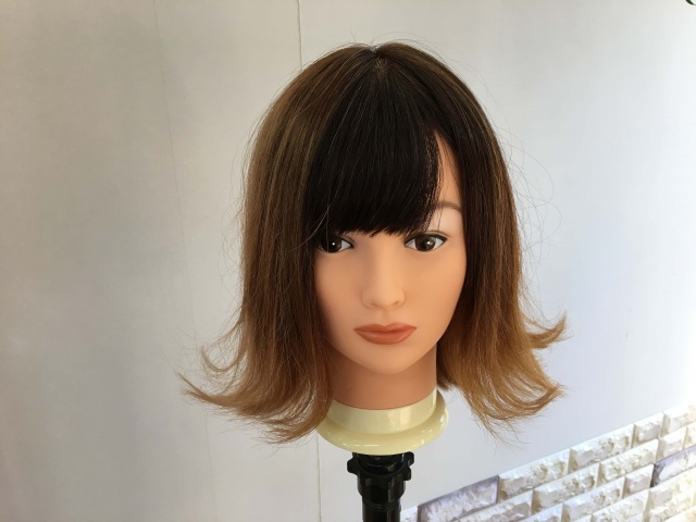 外ハネになっている髪型スタイリングの写真