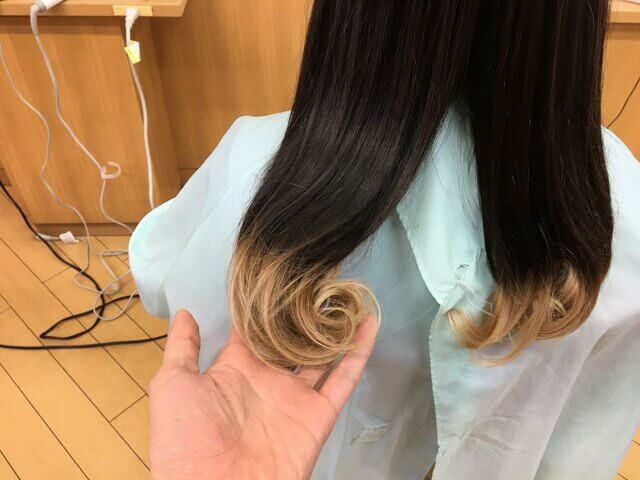 ヘアビューロンカールで巻き終えた髪の毛アップ写真