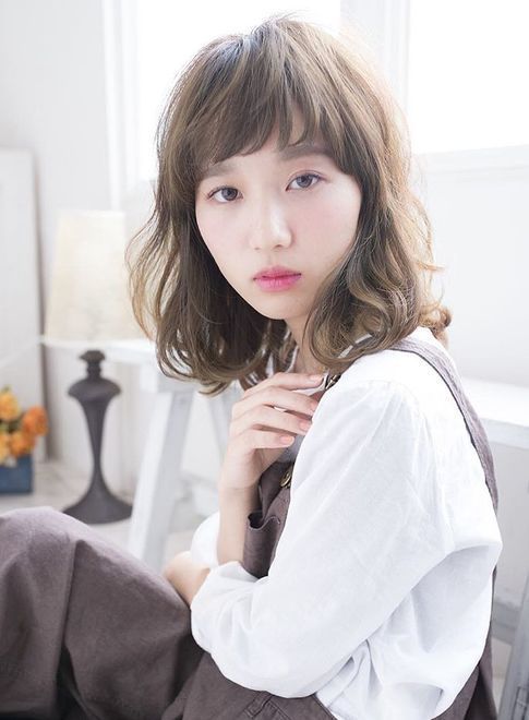 グレーカラーの女性