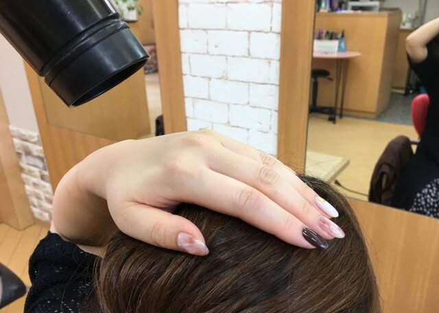 アホ毛をおさえる写真