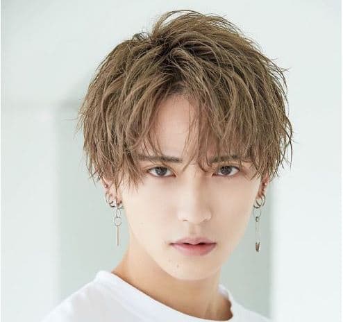 ブリーチレベルの明るさの男性写真