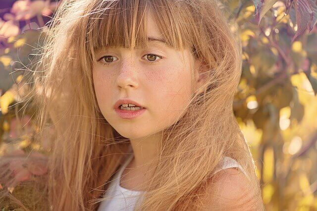 髪が乱れている女の子の写真
