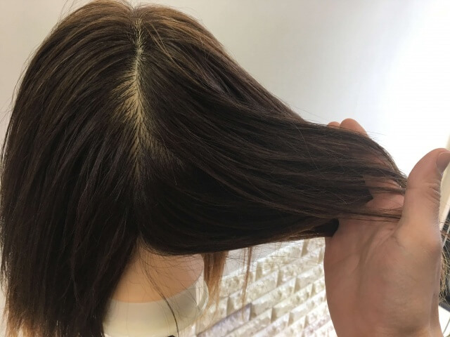 ロレアル エルセーヴ リスインテンススムースオイルエッセンスを付けた髪の毛の指通りの写真