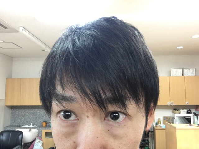 両方オーガニックワックスで抑えた髪の毛の写真