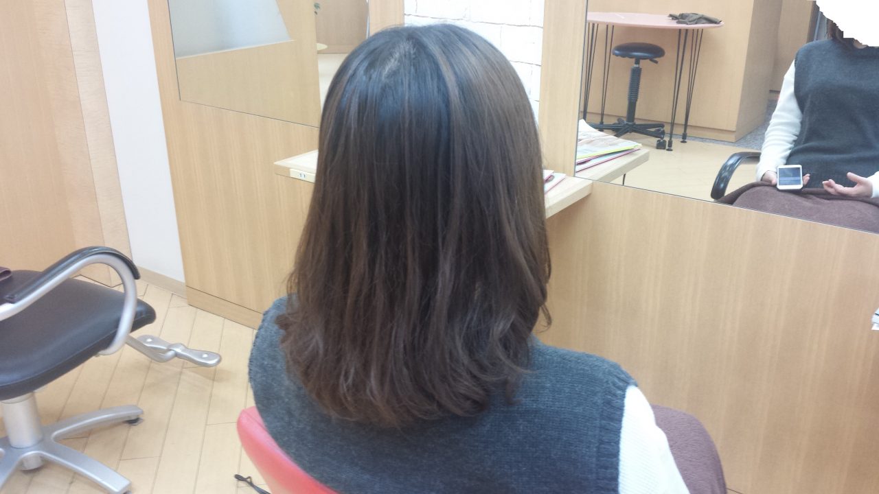 脱染剤で染めたモデルさんにパーマをかけたあとの写真