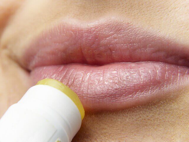 リップをぬる女性の写真