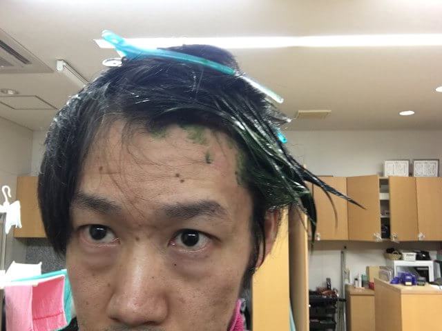 マニキュアを塗った髪の毛の写真