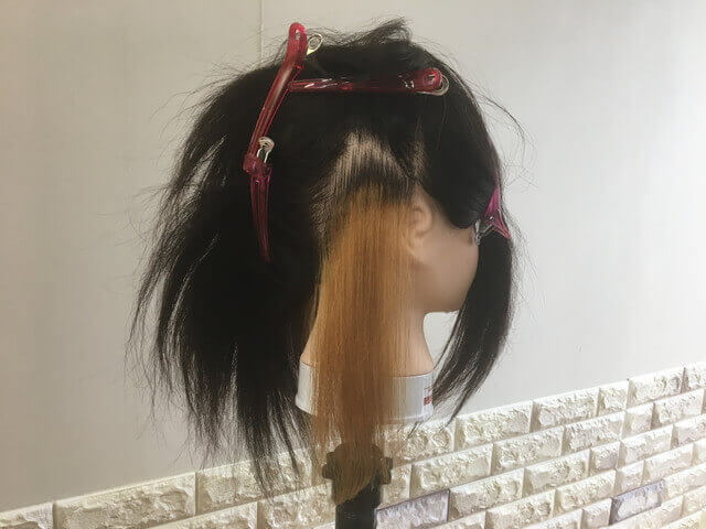 耳後ろインナーカラーのブリーチ後の写真