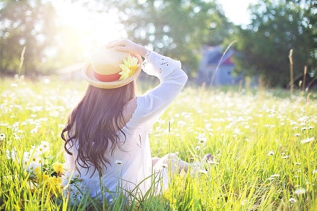 花畑にいる女性の写真