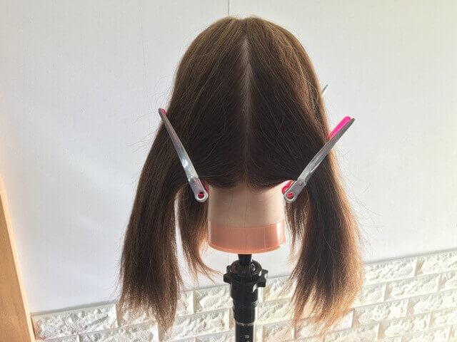 髪の毛を左右で分けた写真